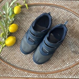 Oshkosh Kids Velcro Shoes Sz 6